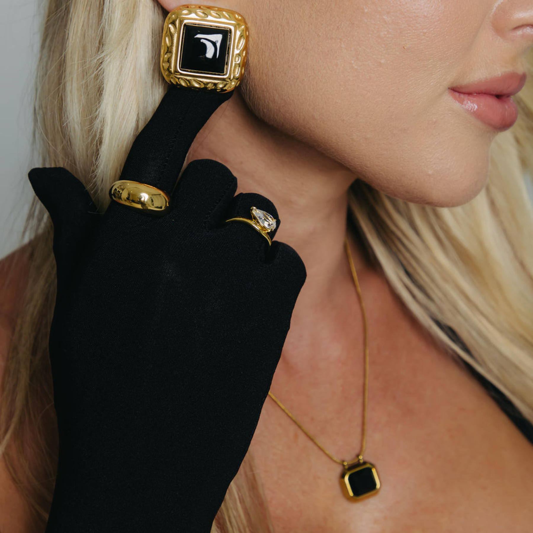 APHRODITE NECKLACE